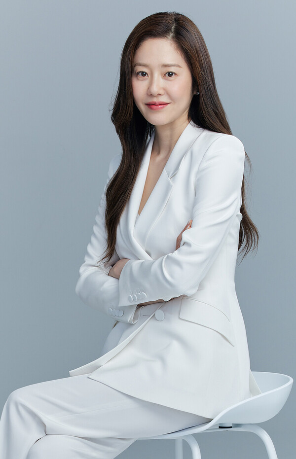 Looking back, Im going to look back on the issues of today, February 8th, in the history of entertainment.Go Hyun-jung, Drama Return getting off the way... Direction and Opinion Difference (February 8, 2018)Actor Go Hyun-jung dropped out of SBS Drama Return.Go Hyun-jung and the production team, which were created during the filming process, reached a state of inability to recover, and the main actor got off the center.Go Hyun-jung agency IOK Company said, Drama, which is made by many people rather than anyone who is wrong, is a problem, so if one person is a problem, I think it is natural for one person to fall out for the work.SBS also said, The conflict between Go Hyun-jung and the production team during the production of Return was too big to proceed with the work anymore, so I am considering replacing the actor. There is a case where the Gut of stars is over the line.No matter how important the star casting is, it is hard to tolerate the situation of ignoring the production team. Go Hyun-jung played the main character Choi Ja-hye in SBS Tree Drama Return, which started broadcasting on January 17, 2018.Drama gained popularity by exceeding 17% of the audience rating, but Go Hyun-jung had a conflict with the production team since the beginning of filming, and after a big fight with the main director, Ju Dong-min PD, it did not return to the filming site.In this process, Go Hyun-jung spread to the story that he exercised physical power toward the director, and the production team was boycotting that he would not work with Go Hyun-jung.In the end, SBS decided to replace the main character.The vacancy of Go Hyun-jung was filled by Jin-hie Park.Jin-hie Park took over Go Hyun-jungs baton at the time, saying, I was embarrassed by the sudden proposal of the production team and I was worried a lot, but I decided to accept the proposal in the repentance of the production team.Go Hyun-jung attended the movie Winter Guests Terrible Than Tigers Cinetalk at the Seoul Gwanghwamun Cinecube on April 12, 2018, two months after getting off Return, saying, I thought I should reflect a lot after a series of events.Misunderstood is Misunderstood, but I wanted to see how things could happen without it, and I also heard why they were still.I felt that when something happened, there was nothing bad, and there was nothing good. Go Hyun-jung later returned through KBS2 Local Lawyer Jo Deul-ho 2: Sin and Punishment, which aired in January 2019.Kim Bo-gang caught driving while cancelling his license (February 8, 2019)Actor Kim Bo-gang was caught by police while driving while his license was canceled due to drunk driving.According to the police, Kim Bo-gang was caught by police for violating lanes while driving unlicensed on the Seoul Yeoksam-dong road at around 10:40 p.m. on February 7, 2019.Kim Bo-gang was already arrested for drunk driving in 2018 and his license was revoked. Kim Bo-gang was arrested on suspicion of violating the Road Traffic Act (unlicensed driving), and his agency apologized, saying, I am sorry for causing water.Kim Bo-gang played musicals and plays on the main stage rather than drama and movies.