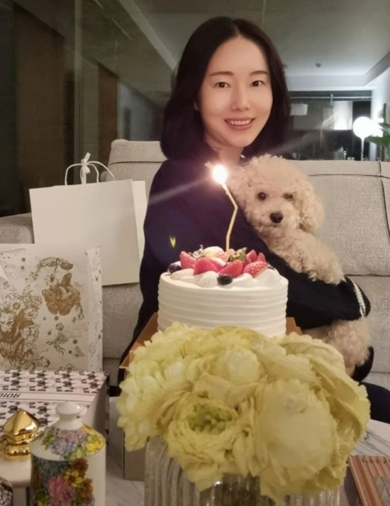 Actor Lee Jung-hyun has released a birthday-certified shot.On the 7th, Lee Jung-hyun posted a picture with the article Blessing... Tori Kelly. groom. Me. Now with your family... Gypcock Party.In the photo, there is a picture of Lee Jung-hyun smiling brightly while looking at the camera with a cake with a candle with a dog.Lee Jung-hyun, born on February 7, 1980, celebrated his birthday on the day.Lee Jung-hyun, who married an orthopedic surgeon aged three years younger in 2019, was celebrated in December last year when she delivered the news of her pregnancy.Photo = Lee Jung-hyun Instagram