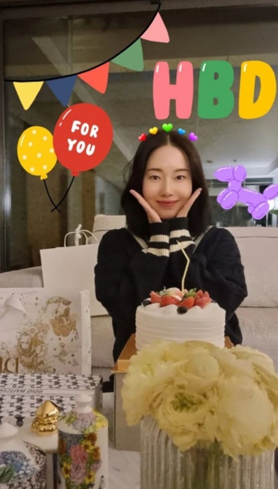 Actor Lee Jung-hyun has released a birthday-certified shot.On the 7th, Lee Jung-hyun posted a picture with the article Blessing... Tori Kelly. groom. Me. Now with your family... Gypcock Party.In the photo, there is a picture of Lee Jung-hyun smiling brightly while looking at the camera with a cake with a candle with a dog.Lee Jung-hyun, born on February 7, 1980, celebrated his birthday on the day.Lee Jung-hyun, who married an orthopedic surgeon aged three years younger in 2019, was celebrated in December last year when she delivered the news of her pregnancy.Photo = Lee Jung-hyun Instagram