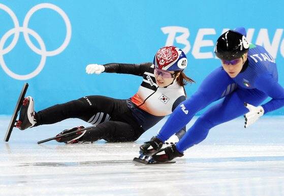 7일 중국 베이징 수도실내체육관에서 열린 2022 베이징 동계올림픽 쇼트트랙 여자 500m 8강전 경기에서 최민정이 넘어지고 있다. (사진=뉴스1)