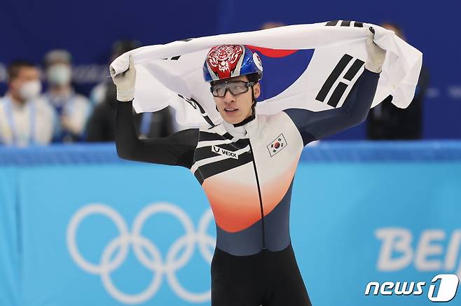 9일 오후 중국 베이징 수도실내체육관에서 열린 2022 베이징 동계올림픽 쇼트트랙 남자 1500m 결승 경기에서 금메달을 획득한 황대헌이 태극기를 들고 세리머니를 하고 있다. 2022.2.9/뉴스1 © News1 안은나 기자