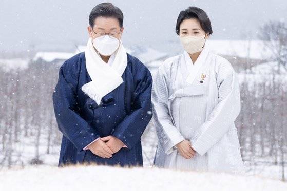 이재명 더불어민주당 대선 후보와 부인 김혜경 씨가 설 명절인 1일 경북 봉화군 선산에서 부모님 산소를 성묘하고 있다. 연합뉴스