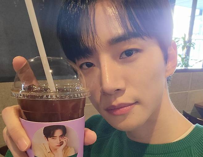 2PM and Actor Junho reported on the latest.Lee Joon-ho posted two photos on his instagram on the 9th, along with an article entitled What is the honey combination I often eat?In the photo, Junho emanated Dandy Me with a simple look that matched green knit and beige tone pants. He showed off his flawless skin even in a super-close selfie, and he caught his eye with his sniper melodrama.Junho, who is concentrating on advertising shooting nowadays, showed a sad fox with a fresh smile.Fans sent a reply to the comment, It is so cute, Lovely smile, It is handsome, I will buy it if I tell you the honey union.Meanwhile, Lee Joon-ho has been awarded the Grand Prize for 2021 MBC Acting Grand Prize by playing the role of Lee San in the drama Red End of Clothes Retail and is enjoying the best popularity.