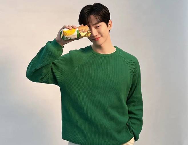 2PM and Actor Junho reported on the latest.Lee Joon-ho posted two photos on his instagram on the 9th, along with an article entitled What is the honey combination I often eat?In the photo, Junho emanated Dandy Me with a simple look that matched green knit and beige tone pants. He showed off his flawless skin even in a super-close selfie, and he caught his eye with his sniper melodrama.Junho, who is concentrating on advertising shooting nowadays, showed a sad fox with a fresh smile.Fans sent a reply to the comment, It is so cute, Lovely smile, It is handsome, I will buy it if I tell you the honey union.Meanwhile, Lee Joon-ho has been awarded the Grand Prize for 2021 MBC Acting Grand Prize by playing the role of Lee San in the drama Red End of Clothes Retail and is enjoying the best popularity.