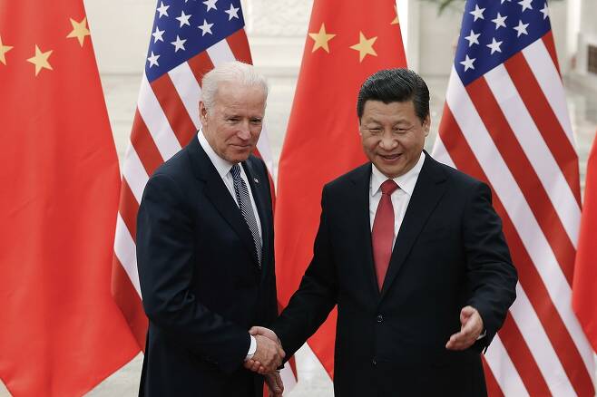 - 2013년 12월 중국 베이징 인민대회당에서 시진핑(오른쪽) 중국 국가주석이 조 바이든 당시 미국 부통령과 만나 악수를 하고 있다. 서울신문 DB