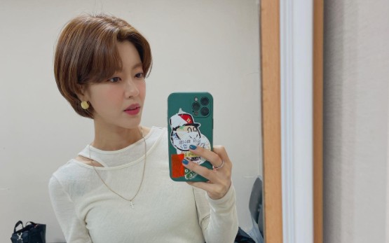 Actor Lee Yoon-ji has been telling the latest news with a mirror selfie.On the afternoon of the 10th, Lee Yoon-ji posted a picture on his instagram with the phrase Today is my picture today, when the improvements look pretty.Lee Yoon-ji in the photo took a selfie in the waiting room. She showed off her beautiful beauty with sophisticated hair.Above all, Lee Yoon-ji, who was uploaded mainly to the photos of the child, attracted peoples attention to the self-portrait for a long time.Meanwhile, Lee Yoon-ji marriages with Dentist Jung Han-ul in 2014 and gave birth to daughter Rani in 2015 and daughter Soul in 2020.They appeared on SBSs Sangmyongmong 2 - You Are My Destiny.