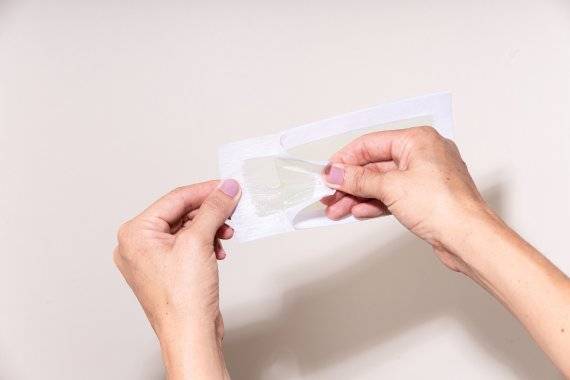 왁싱 스트립. 스트립을 원하는 부위에 붙인 후 빠르게 떼어내면 털이 모근 째 뽑힌다. Photo by No Revisions on Unsplash