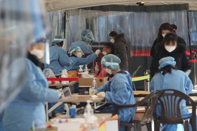 10일 오전 서울 중구 서울광장 임시 선별검사소에 시민들이 신속항원검사를 받고 있다. ⓒ데일리안 류영주 기자