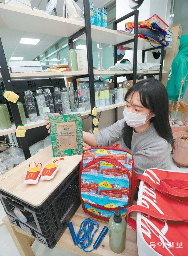 테라사이클에서 만든 제품들을 이유정 테라사이클 한국 팀장이 소개하고 있다. 액자와 캠핑용 상자, 가방, 줄넘기 등 모두 버려지는 폐기물을 재활용해 만든 제품이다. 안철민 기자 acm08@donga.com