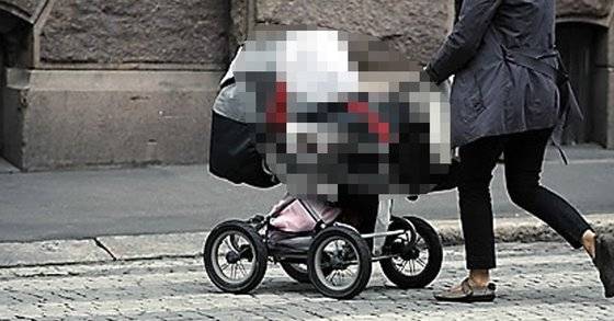 횡당보도를 건너고 있는 유모차를 미는 여성(※이 사진은 기사와 직접적인 관련 없음). 연합뉴스