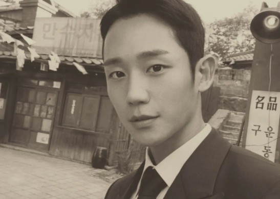 Actor Jung Hae In has released a photo of a torn-out visual.Jung Hae In posted a picture on his 12th day without any comment through his instagram.The photo shows Jung Hae In staring at the camera in a suit, which is causing a heartbeat with a statues features and good eyes.Jung Hae Ins flawless visuals, which complete the perfect boyfriend with the suit, are admirable.Meanwhile, Jung Hae In met with fans as Lim Soo-ho in JTBCDrama Snowdrop: Snowdrop, which recently ended.Snowdrop is a story of love that defies the era of guardian and spirituality in the background of Seoul in 1987.