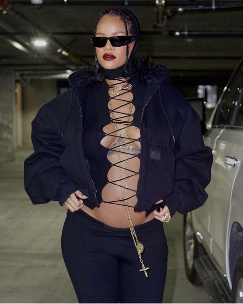 World star Rihanna, 33, has opened up to the unconventional full-term pregnancy fashion.He attended the Fenty Beauty Universe event in Los Angeles on Wednesday wIth boyfriend Acep Lakie, 33.Rihanna told People that she was fun about her pregnancy fashion style and that showing various styles wIth her child is a challenge.I enjoy not having to worry about covering my stomach, if I feel a lIttle plump, Its, whatever It is! Baby! she said.When youre pregnant, you sometimes want to be on the couch all day, but when you put on a lIttle Lipstick, you change, he said.If you look good, you feel good, and Ive heard that for a long time, but Its true, and you can really get up on the couch and make It feel like a bad girl, he said.He is about to give birth to his first child between his age-old rapper Acep Lakie, who tied up in early 2012 when Acep Laki remixed Rihannas single.He has been a friend for nearly 10 years. He developed into a lover in 2020 and formulated his relationship wIth his lover in May 2021.Rihanna said in an interview wIth Vogue in the UK in March 2020 that she was realizing that life is really short.In the next 10 years, we will have three to four children, whether we have a partner or not, he said.If your childrens lives do not have a father, society will undermine their mothers, but the important thing is happiness.It is the only thing that can truly raise a child. It is love. 