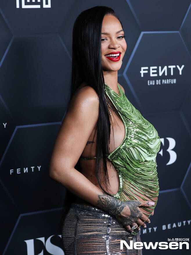 Pregnant Rihanna proudly revealed D lineHollywood star Rihanna attended her brand Penty Beauty event in Los Angeles, California, on February 11 (local time), along with celebrity colleague and lover Acep Lakie.Rihanna, standing in front of the camera, boasts a clear D-line, with Acep Laki also on the red carpet, hugging Rihannas D-line and revealing her affection.Rihanna made headlines in January this year, revealing she was pregnant with Acep Lakies child, who had known each other since 2012 and developed into a lover in May last year.Rihanna said in a recent interview, I am glad that I do not have to cover my stomach anymore. When I feel fat, I say, What is it, baby? I want to enjoy the longest nine months.I will still do music activities. 
