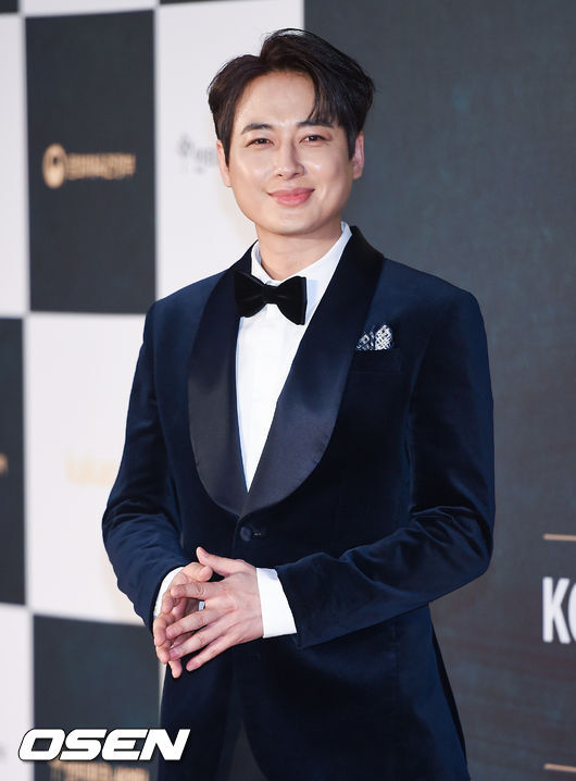 Singer and musical actor Lee Ji-hoon has been diagnosed with a new corona virus (Corona 19) and has entered self-pricing, but it has not improved for One Week.Lee Ji-hoon said on his SNS on the 12th, Seven days after the manifestation date.I can not see any signs of improvement, he said. I want to improve, but I cough again, sputum, and cold sweat again. I am still taking prescription drugs, but I am helpless with my medication, he said after being confirmed by Corona 19 that One Week is not getting better. I think people have different symptoms.I want to be okay as if I did it tomorrow.Lee Ji-hoon announced on the 9th that he had been confirmed by Corona 19.Lee Ji-hoon, who finished the second vaccination of the Corona 19 vaccine, was diagnosed with a negative test on the PCR test conducted on the 5th, and the next afternoon he sensed that he was in a physical condition and went into self-inflicted.Lee Ji-hoon conducted four tests on his self-diagnosis kit, and the test results showed negative results, but the fever rose to 39 degrees and received a PCR test again on the 7th.Eventually, he was finally confirmed for Corona 19.The computer processing process was delayed due to the rapid increase in confirmed numbers after the New Year holidays, and it was confirmed only on the 9th.My physical condition has improved a lot, and I am concentrating on recovery without any major problems thanks to the rapid response that I have started to self-prime as soon as I recognize high fever, the agency said at the time.Lee Ji-hoon, who entered the self-examination, also had a PCR test for his Japanese wife, Miura Sei Ashinane, and fortunately was diagnosed negative and is in isolation from her husband.Sei Ashinane told her SNS, My husband is feverish and has a lot of symptoms.My husband hurts my heart, he said, and I dont let him approach or do anything with me. Im sad that I cant touch him.Lee Ji-hoon, who lives in isolation from his wife Sei Ashinane, who was diagnosed with a voice, told her on the SNS that she was in a state of physical condition.The first few days were quite uncomfortable, but now, like a nose cold, it is accompanied by runny nose and sneezing.Lee Ji-hoon seemed to be feeling better over time, but after the outbreak of the corona infection, symptoms such as a one-week cold are continuing.It seemed to improve, but the symptoms deteriorated again and I can not see any signs of getting out, and fans are worried.Lee Ji-hoon SNS