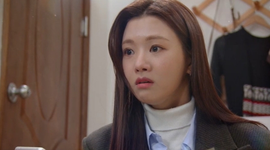 Will gentleman and young lady Ji Hyun Woo and Lee Se-hee know the identity of Lee Il-hwa?In the 40th KBS 2TV weekend drama Gentleman and Young Lady broadcast on the 12th, Anna Nicole Smith Kim (Lee Il-hwa) was shown to Cha Yeon-sil (Oh Hyun-kyung) that she was the birth mother of Lee Se-hee.On this day, Lee Young-guk (Ji Hyo) heard that the name of the birth mother of the beat was Kim Ji Young, and thought Anna Nicole Smith Kim might be the same person as the birth mother of the beat.However, Lee Yeong-guk denied that there were many people named Kim Ji Young, and began to look for the whereabouts of Park Dan-dans birth mother.In addition, Cha Yeon-sil suspected the relationship between Park Su-cheol and Anna Nicole Smith Kim as an affair, and visited Anna Nicole Smith Kim and questioned him.Cha Yeon-sil said, Why did you put your arms in her arms? And Anna Nicole Smith Kim explained, I was only supported.Cha Yeon-sil was angry when she heard Anna Nicole Smith Kim was sick.He said, Are you having cancer surgery? Was it all about you?Youre the reason you spent the night in the hospital doing all the work, and you called my husband out at night to nurse him?What the hell did you do to my husband? After that, Anna Nicole Smith Kim met Park Su-cheol and handed over the envelope. Anna Nicole Smith Kim said, I am so sorry for you and I am so grateful for so many things.You can think of it as a child support fee that Dandan has raised, you can think of it as alimony, and I am so grateful to send it with Dandan. But Park Soo-cheol said, Do you think Dan Dan sends you to like you? I told you. Never tell me youre a mother.You are just Anna Nicole Smith Kim to our Dandan. At this time, Cha Yeon-sil appeared in front of Park Su-cheol and Anna Nicole Smith Kim and asked, What is the mother of Dandan? What is this? Is this the mother of Dandan?Park Soo-cheol took the car room out of the cafe and said that Anna Nicole Smith Kim was late to know that she was the birth mother of Park Dan-dan.Park Soo-cheol said, Think about you, she is not your mothers face. The car said, Yes, the Dandan I saw 27 years ago is not your face.Park Soo-chul said, I had a big accident 10 years ago and I had 10 more plastic surgery. So I did not know at first.Then she knew that Dandan was her mother and said she was not going to United States of America. Even if you told me to go, I did not go. Park Su-cheol urged Anna Nicole Smith Kim to send the United States of America to separate the two starlets.In the end, Cha Yeon-sil promised Park that he would not reveal the truth.In the next trailer, both Lee Young-guk and Park Dan-dan were caught in shock by knowing the identity of Anna Nicole Smith Kim.Photo = KBS Broadcasting Screen