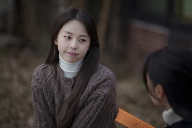 Sohee turns from 30, 9 into The Pianist.JTBCs new tree drama Thirty, Nine (playplayplay by Yoo Young-ah/director Kim Sang-ho/produced JTBC Studios, Lotte Culture Works) is a real human romance drama that deals with deep stories about friendship, love and life of three friends who are about forty.Sohee plays Kim Hope, the only sister of Sun-woo Kim (Yeon Woo-jin) and the twenty-nine-year-old The Pianist.Kim Hope (Sohee) is good and deep-hearted, resembling a pretty, good brother who follows his ten-year-old brother Sun-woo Kim well, and a sweet brother.This is what she suddenly tries to leave her family without warning one day, and she is sick of Sun-woo Kim.I wonder what the life of the alternative Twinty-nine Kim Hope is filled with, and I wonder what it is that I am worried about the reason why I do not hit my favorite Piano anymore.In the meantime, the photos show the colorful images of Sohee permeated by the character of Hope, and the long straight hair and clear appearance without a toilet captivate the viewers.Especially, her brother Sun-woo Kim and a cup of warm coffee with a smile on her face seep into a playful side, so I guess how comfortable and precious her brother Sun-woo Kim is.In the meantime, in the appearance of sitting in front of Piano, she also catches a dark and lonely unexpected side, and she also sees the troubles and anxiety deep in her bright heart.Therefore, it is expected that Sohee (played by Kim Hope) will express a wide range of emotions from the affectionate Brother and Sister Kemi to the twenty-nine women who can not speak.