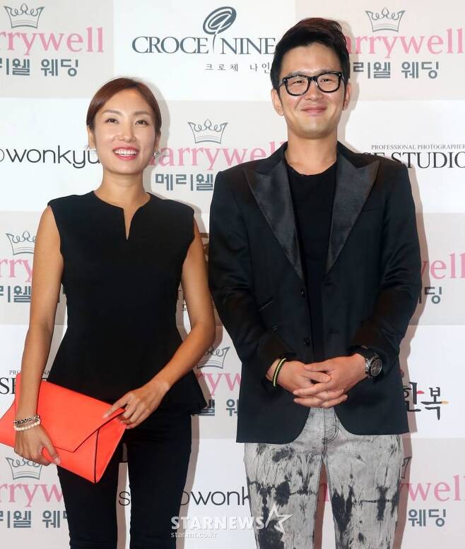 As a result of the 14th coverage, the Yoon Hyeong-bin and Jung Kyoung Mi have recently received the results of Corona 19, but are now cured.The couple stopped the scheduled schedule after the Corona 19 confirmation and went into self-punciation.Jung Kyong Mi has not been able to digest the MBC FM4U Joon Park, Jung Kyong Mis two-hour long life (hereinafter referred to as Two-hour long life) schedule, which is in charge of DJ.Hail to the Dooshi is currently under way with Joon Park and the temporary DJ system.MBC officials said, Jung Kyoung Mi will return to the Dooshi Manse on the 21st.Yoon Hyeong-bin and Jung Kyong Mi are currently in good health but have decided to take a break for the time being.On the 13th, Yoon Hyeong-bin attracted attention by revealing his beard on his instagram.Jung Kyoung Mi also revealed his current status on the following day through his instagram, saying, Its been a long time. Lets all be healthy.Meanwhile, Yoon Hyeong-bin and Jung Kyoung Mi married in 2013, and have one male and one female.