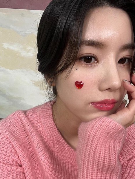 Kwon Eun-bi, a former member of the group IZWON, showed off her sophisticated beauty.On the 13th, Kwon Eun-bi posted several photos on his instagram with heart emoticons.In the photo, Kwon Eun-bi took a selfie in a pink knit, putting a heart sticker on the ball and showing off his beautiful beauty, bringing out the hearts of fans.In addition, the close-up self-portrait attracted the attention of people who showed off their watery skin without any blemishes.Meanwhile, Kwon Eun-bi released his first mini album, OPEN, and acted as Solo, Door; recently, he was on the Mubit Live solo MC.