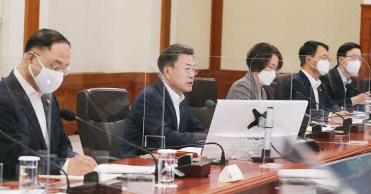 문재인 대통령이 14일 오후 청와대에서 열린 대외경제안보전략회의에서 발언하고 있다. 대외경제안보전략회의는 글로벌 공급망 차질과 인플레이션 확산 등 경제와 안보를 종합적으로 고려해야 하는 현안을 더욱 치밀하게 점검하고자 신설된 장관급 협의체다. (사진=연합뉴스)