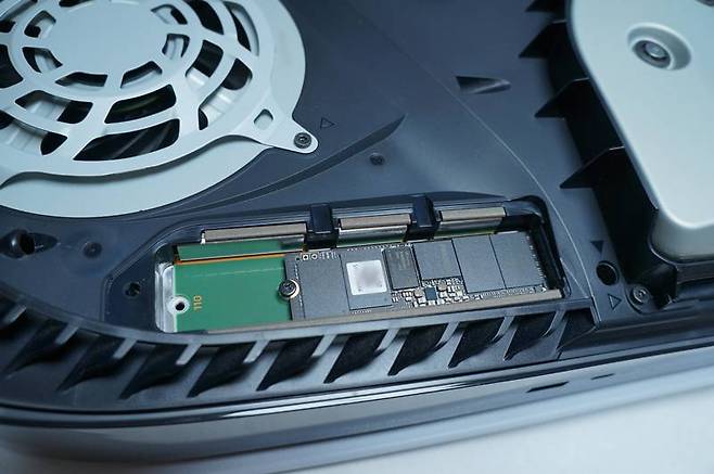 이 상황에서 히트 싱크를 걸고 덮으면 설치가 끝난다.