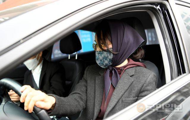 윤석열 국민의힘 대선 후보의 부인 김건희씨가 14일 서울 마포구 극동방송국 안에서 극동방송 이사장인 김장환 목사와 만남을 가진 뒤 차량을 직접 운전해 건물을 빠져나가고 있다. 최종학 선임기자