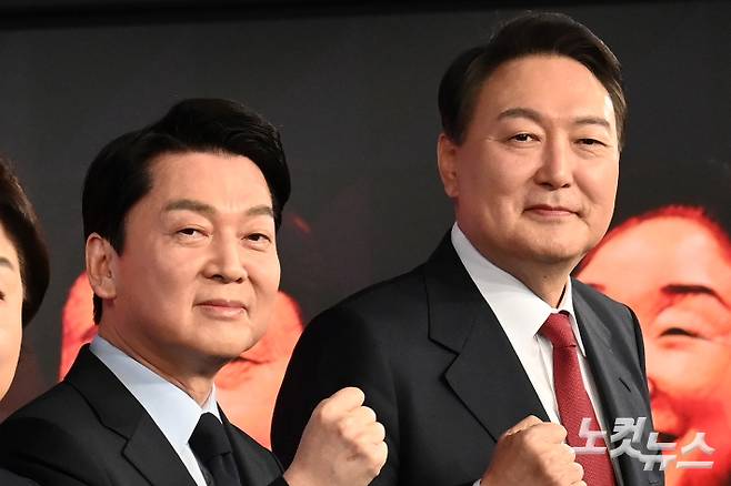 11일 오후 서울 중구 매경미디어센터에서 열린 2022 대선후보 초청 토론회에서 국민의당 안철수, 국민의힘 윤석열 대선후보. 국회사진취재단