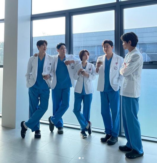 Is there a season 3 of sweet doctor life?Actor Jeun Mi-do, Jung Kyung-ho, Yoo Yeon-seok, Jo Jung-suk and Kim Dae-myeong are gathered in one place, making the drama fans excited.On the 14th, Jeun Mi-do posted a picture on his personal SNS saying, Its been a long time, he said.In the photo, Jeun Mi-do was seen with TVN Drama Spicy Doctor Life series members.In the photo, Yoo Yeon-seok and Kim Dae-myung are standing on the left, and Jo Jung-suk and Jung Kyung-ho are standing on the right.They had a friendly atmosphere with coffee in one hand and freely chatting.On the same day, Jung Kyung-ho also posted photos on his personal SNS, saying, #Hospital Playlist #Mido and Parasol # Gomting.In particular, he released a more free-of-charge photo, while showing Kim Dae-myeong and his self-portrait.Kim Dae-myung also released a photo of the same day on his personal SNS, adding the hashtags #Mido and Parasol #HospitalPlaylist.In addition, five people who opened their palms toward the camera as if taking a selfie added warmth.Spicy doctor life is a drama about the chemistry of 20-year-old friends who can see people living in a special day-to-day hospital called a miniature version of life, where someone is born and someone ends life.It was popular until Season 2 last September.In particular, Drama is called the Sweet series, and all two seasons have ended with a 10% audience rating, forming a thick mania.However, the production team of Sul said that Actors could catch a new schedule rather than waiting for Season 3, leaving it regrettable whether Season 3 was lost.Among them, the actors of the Sweet series revealed pictures reminiscent of poster shooting, and the scenery gathered in one place was captured.Moreover, Actors actively share and inform them, and expectations for Season 3 are soaring.Kim Dae-myung, Jeun Mi-do, Jung Kyung-ho SNS.