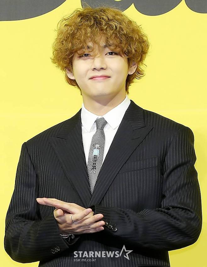 V had minor sore throat symptoms, so he visited the daytime hospital on the 15th (Tuesday) and underwent a PCR test, and was confirmed to be Corona 19 today night, his agency Big Hit Music said on the fan community BlaBlaBus on the 15th.According to the agency, V has completed the second vaccination of the Corona 19 vaccine, and there are no symptoms other than Merxat and minor sore throat, and is receiving home treatment and waiting for guidance from the authorities.There was contact between V and other members on the 12th, but all of them were wearing masks and there was no close contact, he said. BTS members except V have no special symptoms at present, and all of the self-diagnosis kit tests were negative. .the following agencys position specializationHi!Big hit music.We will inform you about the confirmation of Corona 19 of BTS member V.V had mild sore throat symptoms, so he visited the day hospital on the 15th (Tuesday) and underwent a PCR test, and was confirmed to be Corona 19 today night.V has completed the second vaccination of the Corona 19 vaccine, and currently has no symptoms other than Merxat and minor sore throat, and is home-treated and waiting for guidance from the authorities.There was contact between V and other members on the 12th (Saturday), but all were wearing masks and there was no close contact.BTS members except V have no special symptoms at present, and all of the self-diagnosis kit tests were negative.We will do our best to help V recover his health as soon as possible, considering the health and safety of the artist as a top priority. We will also cooperate with the requests and guidelines of the anti-virus authorities.Thank you.