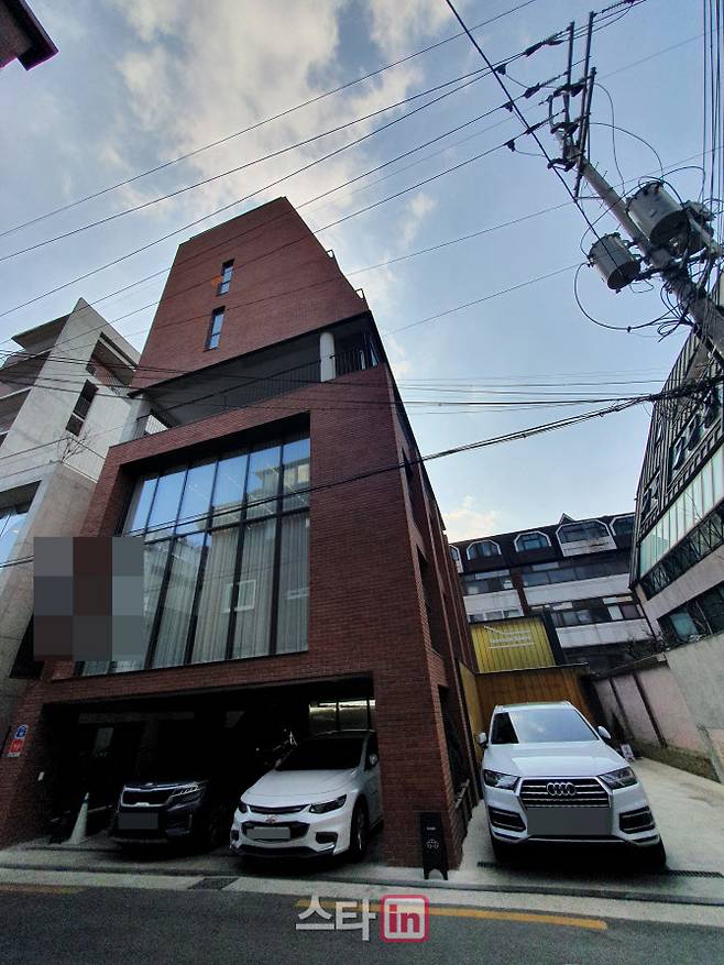 As a result of the 16th coverage, the two-story underground building in Yeonnam-dong, DJ Maphorisa-gu, Seoul, and the six-story building, An Chi-hwan Soyou, are designated as a violation building.According to the buildings captain, it was a problem to illegally expand the lightweight steel frame building of 15 square meters (about 4 pyeong) on the first floor of the ground.An official from DJ Maphorisa District Office said, An Chihwan Soyou building is designated as a violation building because of illegal matters.We imposed a enforcement penalty because we did not comply with a correction order for a year after the arrest, he said.As a result of searching the site, there was a gateway to the first and second floors below the parking lot on the first floor of the ground.It is registered as a general restaurant on the buildings grand prize as a door leading to a space named Yeonnam Space Jam, where some raised suspicions that it is an unregistered venue.On the 15th, the previous day, the media reported the information of Yeonnam-dong residents that the Anchihwan Soyou building is a violation building and an unregistered performance hall is installed underground.We believe that it is not an unregistered venue, said a DJ Maphorisa district official. We know that it is registered as a regular restaurant and is not operating at present, he said.When asked if the performance had ever been held at the South Korean Space Jam, the building manager, who met at the scene, said, I have never been.He said that the building, which was a problem with mobile phone text messages, was covered by the roof of the stairs that go down to the underground exposed to the outside. He said, We are paying a enforcement penalty to DJ Maphorisa Ward Office for the safety of people moving during rain and snowfall.Regarding Yeonnam Space Jam, which was suspected of being an unregistered venue, he replied, DJ Maphorisa District Office has received a sales report for a multi-use restaurant (live cafe), and has not been opened yet due to Corona 19.Ahn Chi-hwan started his solo singer career in 1989 after going through song bands Ulimte, song groups Dawn and People Looking for Songs.The representative songs are Solah Sola Blue Sola, Reviving the Dry Leaves, and People are more beautiful than flowers.Recently, Ahn Chi-hwan released a new song titled The Woman Resembling Michael Jackson, which prompted a reaction that he wrote a song aimed at Kim Gun-hee, wife of the presidential candidate Yoon Seok-yeol.In response, Ahn Chihwan said, The interpretation is the share of the listener.