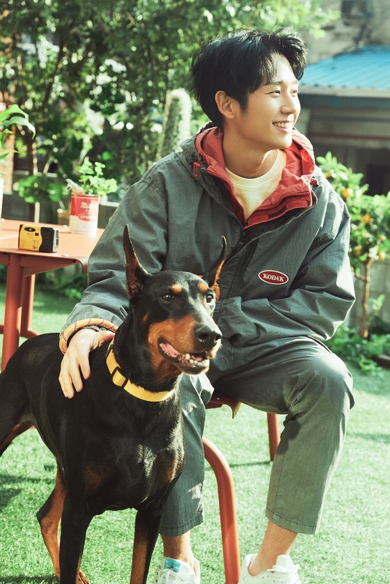 Actor Jung Hae Ins unique visuals were released on the 16th.Jung Hae In showed off his charm of reversal by digesting various concepts in the pictorial of the clothing brand that is working as a model.In the open photo, Jung Hae In shows a comfortable appearance of everyday life, such as gardening, walking with a dog in a workshop with a soft smile.At the same time, other photos show off various charms such as showing off a playful boyish beauty in Wolfcut hair.This pictorial, which is equipped with various charms and styling from soft charm to boyhood, gives fresh fun to see the new appearance of Jung Hae In that has never been seen before.Jung Hae In was well received for his dense acting skills in JTBC Drama Snowdrop:snowdrop, which recently ended.As the work escalated, the action that does not buy the body, the deeper eyes and emotional acting were enough to increase the immersion of the drama.Jung Hae In, who presents luxury performances as a new character for each work, is currently planning to continue his 10-day journey by filming Drama Connected as his next film.