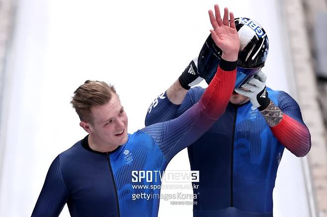 ▲ 괜찮다며 손을 흔들어 보이는 영국 봅슬레이 대표팀 홀 브래드(왼쪽), 닉 글리슨.