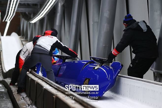 ▲ 안전 요원과 코칭 스태프가 빠르게 투입돼 선수들을 구조하는 장면.