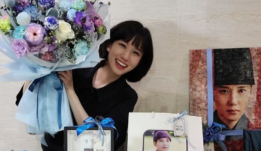 Actor Park Eun-bin has been loved by countless fans.On the 16th, Park Eun-bin said to his instagram, I have completed the AXN Commentary! I will keep a pretty heart that has prepared a hearty gift.Thank you very much. I have had a lot of fun in a long time, and I am glad to be able to hold a lot of hair thanks to your support!I have been talking as hard as I can to seal the memories to AXN and remember them together. I will meet you again at AXN! I want to be able to live and breathe in your heart, a precious work to remember for a long time.Thank you very much for your great love, I have been loving, I have been loving, and I will be loving. Park Eun-bin in the photo is smiling gums between gifts and bouquets delivered by fans, with a fresh smile that brought out Lovely.Meanwhile, Park Eun-bin was loved by KBS 2TV Drama Wind Motion last year, and chose Netflix series Weird Lawyer Woo Young-woo as his next film.