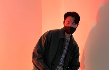 Actor Ryu Jun-yeol has released a charismatic picture behind-the-scenes.On the morning of the 16th, Ryu Jun-yeol posted several photos on his instagram without any phrase.Ryu Jun-yeol in the photo was photographed in the studio. He showed off his chic look wearing a coat and slacks.Looking somewhere or taking a cute pose for the camera, Lovely was drawn.On the other hand, Ryu Jun-yeol is in public devotion with Hyeri from Girls Day, and confirmed his appearance in Han Jae-rims first OTT series Money Game.Money Game is an 8-part drama newly adapted based on two works of Webtoon Money Game and PiGame. Eight participants are cooperating and antagonizing in the extreme setting where the Game ends when the death in the space where the social infrastructure is cut off.