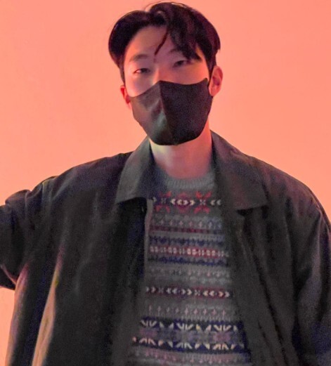 Actor Ryu Jun-yeol has released a charismatic picture behind-the-scenes.On the morning of the 16th, Ryu Jun-yeol posted several photos on his instagram without any phrase.Ryu Jun-yeol in the photo was photographed in the studio. He showed off his chic look wearing a coat and slacks.Looking somewhere or taking a cute pose for the camera, Lovely was drawn.On the other hand, Ryu Jun-yeol is in public devotion with Hyeri from Girls Day, and confirmed his appearance in Han Jae-rims first OTT series Money Game.Money Game is an 8-part drama newly adapted based on two works of Webtoon Money Game and PiGame. Eight participants are cooperating and antagonizing in the extreme setting where the Game ends when the death in the space where the social infrastructure is cut off.