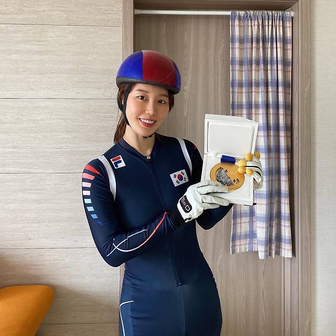 Singer Butterfly had a meeting with Cho Ha-ri, a short track national team member.Butterfly said on the morning of the 16th, This short track trico is a 2014 Sochi Olympic gold medalist Cho Ha-ri  It was so glorious to wear a national uniform with a national flag mark.It is the last day of the short track game today, and I will cheer you up at home. Please try to finish the Korean players. Butterfly in the public photo is dressed in short track uniform and posed with Cho Ha-ri.In addition, Cho Ha-ri has attracted the attention of many people by holding a gold medal in the 3000m relay at the Sochi 2014 Winter Olympics.Meanwhile, Butterfly, who was born in 1986 and is 36 years old, married in 2019 and gave birth to son in May last year.Photo: Butterfly Instagram