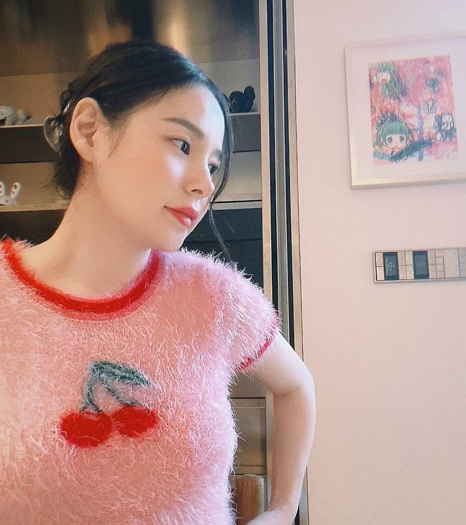 Min Hyo-rin has released his photo for a long time.Min Hyo-rin posted a picture on his instagram on the morning of the 16th with an article entitled Summer of last year.In the photo, Min Hyo-rin poses in a pink short-sleeved with a cherry picture, and his beauty, which shines brightly in the light coming through the window, gathers attention.Meanwhile, Min Hyo-rin, who was born in 1986 and is 36 years old, married Big Bang Sun, who is 2 years younger in 2018, and gave birth to his son in December last year.Photo: Min Hyo-rin Instagram