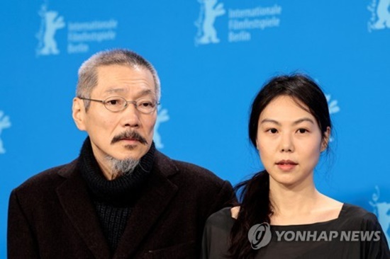 Director Hong Sangsoo and Actor Kim Min-hee attended the 72nd Berlin International Film Festival together.Director Hong Sangsoo and Kim Min-hee stood side by side on the 16th (local time) in the photo wall of the 72nd Berlin International Film Festival in Berlin, Germany.The 27th film directed by Hong Sangsoo, who was invited to the competition at the Berlin International Film Festival this year, is the Actor Lee Hye-Yeong, who was in the spotlight with Hong Sangsoos previous film In front of your face, and Kim Min-hee, who won the Berlin International Film Festival Best Actress Award for On the Beach of the Night .Kim Min-hee was named in the credits as the production director in this work, following Introduction (2021) and In front of your face (2021).In addition to Kim Min-hee, those who have worked together in the works of existing Hong Sangsoo such as movies, Kwon Hae-hyo, Cho Yoon-hee, Ki-bong, Park Mi-so and Ha Sung-guk will appear again.Director Hong Sangsoo and Kim Min-hee stood in the photo wall in a costume dressed in black.It was only two years since the 70th Berlin International Film Festival, which was held in February 2020, that the two people appeared together in the official ceremony.Director Hong Sangsoo drew attention with his face leaner than before. Kim Min-hee also appeared as a modest face with little makeup.In particular, Kim Min-hee was caught looking at director Hong Sangsoo on the photo wall and boasted a friendly atmosphere of his lover.Following the photo wall, those who attended the press conference told various stories about the fiction of the novelist.At this point, the Couplings of the two were visible.Hong Sangsoo said, Most Actors are Actors who worked together in the past, but at this meeting, they have received a different energy that they have not felt.Kim Min-hee said, I am nervous every time I stand in front of the camera. I am usually nervous, but I feel more free when I act because I live in front of the camera, not me anymore.On the other hand, director Hong Sangsoo and Kim Min-hee became lovers through the movie Now is right and then it is wrong released in 2015.In March 2017, he officially announced that he was a lover, saying I love you at the media preview On the Beach of the Night.The Berlin International Film Festival, which opened on October 10, will be held until the 20th.Photo = Yonhap News