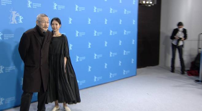 Director Hong Sangsoo and Actor Kim Min-hee appeared in the official ceremony in two years.On this day, director Hong Sangsoo and Kim Min-hee stood side by side in photo call wearing black clothes.Director Hong Sangsoo was more emaciated than before, and Kim Min-hee gathered attention with his face with little toilet.The two men, wearing thin Couplings, exchanged their eyes during the photo shoot or smiled with a light smile and gave a friendly atmosphere.The new film directed by Hong Sangsoo and his 27th film, The Novelists Movie, is a story about the story of a novelist Jun-hee (Lee Hye-Yeong), who met the film director and his wife in the long way to a younger bookstore, and then met actress Gil-soo (Kim Min-hee) to propose a film appearance by the film director and his wife.Kim Min-hee was named as an Actor and production director in the movie of the novelist following his previous work Introduction.Hong Sangsoo was asked about the process of creating natural emotions and atmosphere in the work on the day, saying, I do not think I really pursue something natural. I just like to see small details that work as a big fActor.So it requires relatively more natural acting. Regarding Actor casting, casting is probably the most important part of making movies. Most of the Actors such as Kim Min-hee and Lee Hye-Yeong worked together in the past, but in this meeting, they received different energy that they did not feel.The experience stimulated something in me. He said, I think that the process is important at the casting stage.I think that it is all combined with what impression it gets when I meet a person and what it touches in me. Kim Min-hee said, I worked as a production manager when I shot the movie In front of your face, but it was the first time I had a breath as an Actor.This work deals with the story of the relationship, and I was able to learn a lot about the relationship through my work with Lee Hye-Yeong. Kim Min-hee said, I am nervous every time I stand in front of the camera.It is true that it is hard for me to stand in front of people, he said. But it is not everyday.I am usually nervous, but I live in front of the camera no longer as I am, so when I act, I feel more free than usual. Director Hong Sangsoo and Kim Min-hee also attended the red carpet event, and the two people who took the picture closely joined the theater and laughed brightly as they watched where their photos were taken.Hong Sangsoo made a friendly skinning to touch Kim Min-hees shoulder, and Kim Min-hee made a unique eyeball.On the other hand, director Hong Sangsoo and Kim Min-hee developed into a lover relationship through the movie Now is right and then it is wrong released in 2015.The pair admitted having an affair in March 2017 during the media premiere of the film Only on the Beach at Night saying they were in love.