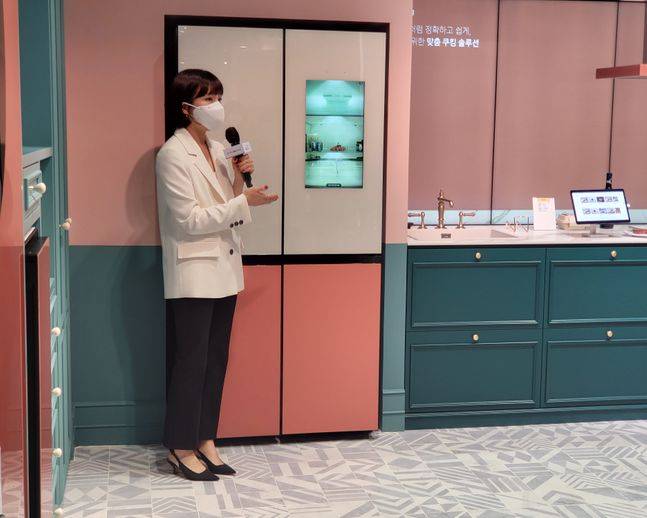 윤소영 삼성전자 가전사업부 파트장이 17일 삼성디지털프라자 강남 본점에서 스마트싱스 홈라이프를 직접 시연하고 있다. ⓒ데일리안 이건엄 기자