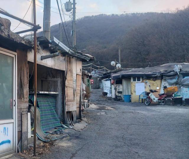 지난 15일 찾은 서울 강남구 개포동 구룡마을. 천으로 간신히 지붕을 덧댄 판잣집들이 즐비하다. 서현정 기자