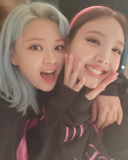 Group TWICE Youngyeon and Nayeons two-shot selfie were released.On the 17th, TWICE official Instagram posted a photo saying, I waited and waited for Najeong self!!!!!!!!!!!!!!!In the photo, Nayeon and Jingyeon are taking selfies with faces and faces.With the selfies of Nayeon and Jingyeon, which fans were waiting for, the two laughed in a colorful way as they met the fans expectations.Especially, the appearance of Jingyeon attracts attention. Jingyeon recently joined again after stopping his activities due to health problems.Since then, I have been with the LA Concert, but recently there have been concerns that the online community is not looking good.But Jeongyeon reassured fans by unveiling a brightly smiling selfie with Nayeon.Meanwhile, TWICE is currently in the fourth World Tour.