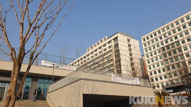 11일 명지대학교 인문캠퍼스에 총장의 독단적 의사결정을 비판하는 플래카드가 붙어 있다. 사진=이소연 기자