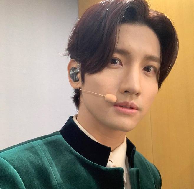 Changmin of TVXQ thanked fansChangmin said on his 18th day instagram, Im so happy to be with you guys.Thank you all for your support & love and posted a picture.Inside the photo is a picture of Changmin, who shoots a selfie and shows off his visuals. He boasts perfect sculpture beauty with a hairstyle that reveals his forehead.Changmin showed off his elegant style with a velvet suit, and his presence was revealed. The fans cheered and congratulated him with comments such as Happy Birthday, Its really cool and Im so happy.Changmin, meanwhile, was born on February 18, 1988, 35 years old this year and married a non-entertainment woman in 2020.He has been active since the release of his second mini album, Devil.