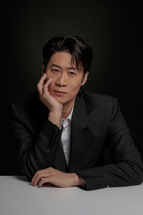 Actor Jin Seon-kyu has released a new profile photo.Recently, it has shown the presence of overhang wall that covers visual and atmosphere beyond solid smokeEl Zulai Entertainment, a subsidiary company, opened a new profile of Jin Seon-kyu on the 18th.In the open photo, Jin Seon-kyu fills the frame with a friendly and soft smile. In particular, Jin Seon-kyu, who is wearing a suit and revealing one forehead, is emitting a new charm.I always enjoy the experience of showing different images from the existing images, Jin said. I think that when the perfect interaction is made between the photographer and the photographer, good pictures come out.It is not easy to show many things with only a facial expression and minimal movement in a fixed frame as a subject, but it also gives a strange pleasure that seems to exceed the limit. Currently, Jin Seon-kyu introduces the field of profiling and the godfather of Korean scientific investigation in SBS drama Readers of the Heart of Evil, and draws a state-run figure with the motif of Yoon Oe-chul, a real person who unearthed Professor Kwon Il-yong.Meanwhile, People who Read the Heart of Evil will air at 10 p.m. on the 25th.Photo: El Zulai Entertainment