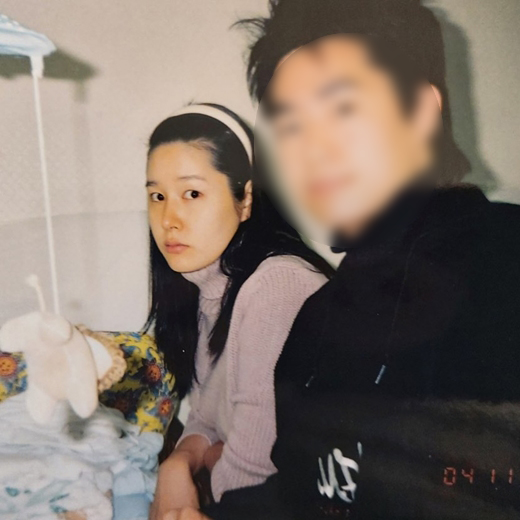 Actor Ji Yeon Kim, 44, has released a surprise photo of the past.Ji Yeon Kim shared a startling look on Instagram on Wednesday, with an emoji: Who is that?!# 04 # In the stomach # Old photo # Diet alone, # Little # My 20s # My sister # My brother and posted a picture.This is a past photo taken in 2004. Ji Yeon Kim was 26 years old.In the photo, Ji Yeon Kim is wearing a headband and looking at the camera in a light purple turtleneck. Ji Yeon Kims beautiful beauty stands out.Especially, it is a look reminiscent of actor Shim Eun-ha(50), and when a netizen commented Shim Eun-ha, Ji Yeon Kim also replied, I heard a lot ... before.In 1997, Ji Yeon Kim, a native of Miss Korea, made his debut in the entertainment industry in the drama The Way of the Great King the following year.