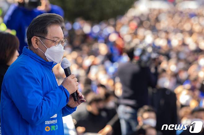 이재명 더불어민주당 대선후보가 18일 오후 전남 목포 평화광장 유세장에서 지지를 호소하고 있다. 2022.2.18/뉴스1 © News1 오대일 기자