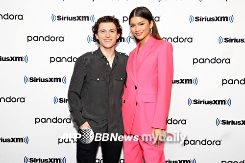 Spider-Man Tom Willa Holland refuted rumors that he had bought a property with his lover, Jendeia.He appeared on Live With Kelly and Ryan on the 18th (local time) and expressed his position on suspicion that he had bought a house in southern London with Gendeia.Tom Willa Holland said, Many people have called to ask if theyve bought a new home in South London. Its a complete lie. They havent bought a new home.I wonder when I can get the key. When asked how the rumor seemed to spread, he replied, I do not know.They began dating in July, and are now in public devotion; rumors of property purchases appear to have come about because of Tom Willa Hollands marriage remarks.Tom Willa Holland told People in December last year, I have worked so hard for the last six years.I want to take a break and start a family and focus on what I want to do outside of the world.Meanwhile, they recently appeared in Spider-Man: Lee Jin-hyuk Home.Spider-Man: No Lee Jin-hyuk Home is a story about a mysterious Spider-Man, Peter Parker (Tom Willa Holland), who was helped by Dr Strange (Venedict Cumberbatch), when a multibus is unexpectedly opened, which leads to different levels of hostility, including Dr Octopus (Alfried Molina), which faces the worst crisis ever. It is a Marvel action blockbuster that depicts the story.