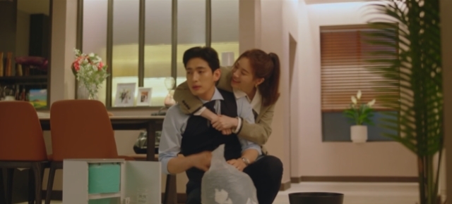 Yoon Park and Yura, who betrayed their lovers and marriage, started to regret their quarrels with housework.In the third episode of the JTBC Saturday drama People in the Weather Service: The Cruelty of In-house Love (playplayed by Sunyoung and directed by Cha Young-hoon), which aired on February 19, the precarious honeymoon life of Han Ki-jun (Yoon Park) and Chae Yoo-jin (Yura) was portrayed.Han Ki-jun, who had been suffering from complaints all day long, lamented quietly that he was real Lee in the house that became a mess.Chae Yoo-jin did not eat all the breakfast prepared by Han Ki-jun and did not remove the bowl, and he made things all over the place while preparing for work.Han Ki-jun saw that Chae Yoo-jin put out his lips on the Memoir of War he left in the morning and pulled off the Memoir of War with a cold expression rather than a funny expression.When he returned, he said, I was a mess of my house, sorry, I was busy going to work. I must have been hard for my brother.However, Han Ki-jun refused and said, I told you to clean up the bowl you ate, even if you do not know anything else. How many times do you say that you are twisted in the kitchen?Chae Yoo-jin said, Thats because my brother just threw the banana shell in the trash can. Han Ki-jun said, I only do it once.I said, Its not once. He said, Its okay. Lets not do it. Chae Yoo-jin said, OK, I did it because my cleaning brother did it. I should take it away.However, in the process of binding the garbage bag, the garbage was poured back to the floor, and Han Ki-joon complained, Do you have anything to do?Chae Yoo-jin said, Then what is your brother doing properly?Chae Yoo-jin asked Han Ki-joon, What did not I do? Did you solve the apartment that was living with her? No, you did not.I heard from my colleagues that Han Ki-jun and Park Min-young had a struggle with the apartment problem in front of all the people of the Korea Meteorological Administration.I know this house is a short-term rental, and I know its a lot of rent. Im thinking about moving as soon as I get paid.Why cant she finish? What the hell is she so brazen. Half of it belongs to you. You cant even make a shot. Han Ki-jun lost his word because Jin Ha-kyung had already heard that he had only 7% stake in his newlyweds house.Han Ki-joon can not tell this fact honestly, I have to say a loud voice at the company, and I have decided to organize it so I do not have good things, so I think you do.