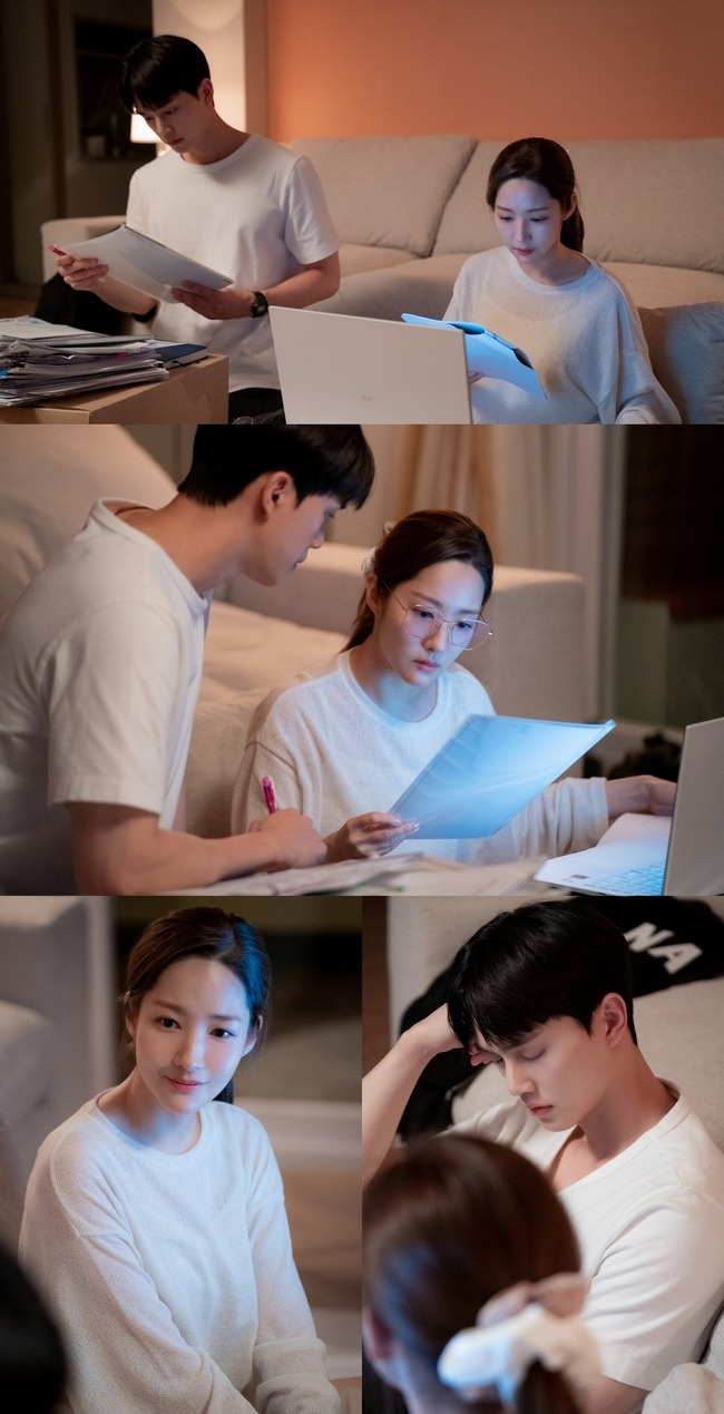 The hash couple was captured in a house in the middle of the night, a signal to signal a second in-house relationship, which raises viewers desire to use their home room.The third episode of the JTBC Saturday drama People in the Weather Service: The Cruelty of In-house Love (hereinafter referred to as People in the Weather Service), which aired on February 19, soared to the highest audience rating of 8.4% per minute, and properly rated Saturday night.Lee Si-woo, who declared that Thumb is not going to ride, asked Park Min-young, who is as vague as In Between Seasons, to answer clearly, saying, If you are good, you are dating or not.Indeed, the heart of Ha Kyung is focused on the four broadcasts that can hear the answer to which side he is facing.Among them, the two-shot of the Hash Couple, which was released on the afternoon of the 20th, raises the heart rate of viewers waiting for the main broadcast.Siu, who is at the house of the ambitious night, is looking at the data together until late. Above all, this image gives a glimpse of the mind of the lower part of the city.Because the heart is drawn in the eyes of the lower eyes that secretly capture the face of Siu who is asleep in hardship.This adds to the expectation that it represents the answer to the confession of the night before I want to go out.I would like to ask for your interest in the four broadcasts that will show whether the changes in the summer season, which meant that you would never have a love affair again, or whether the ambiguous In Between Seasons between the two will pass through another season, and the answer will be found, the production team said.